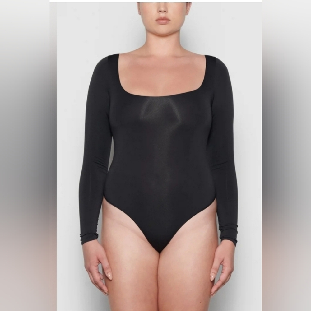 Skims ESSENTIAL LONG SLEEVE SCOOP NECK BODYSUIT Onyx Black Small worn once.